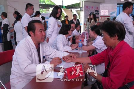 市人民醫(yī)院中醫(yī)專家為市民診療