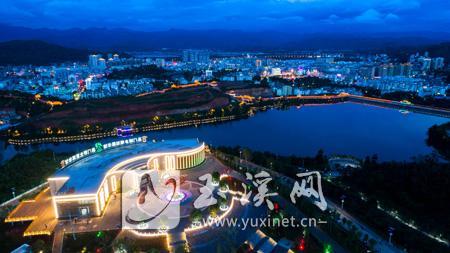 “滇中水城· 菌鄉易門”的夜景璀璨奪目。