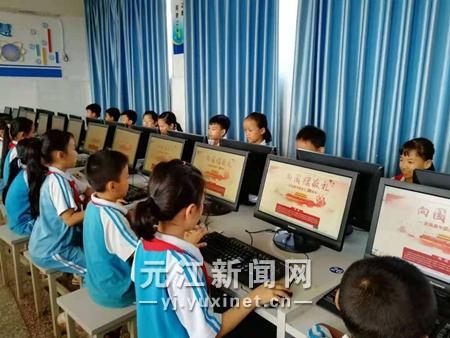 2019年9月30日上午，元江第二小學全體師生在學校操場舉行“向國旗敬禮”主題活動3