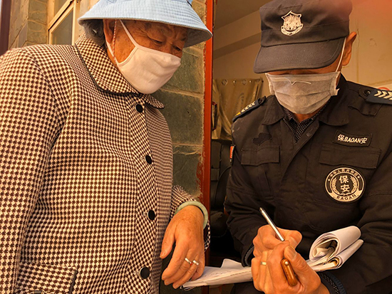 市民進入小區自覺進行登記.jpg