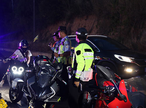 我市組織警力在中心城區開展“飆車炸街”專項整治行動.jpg