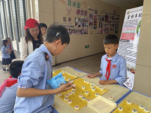 象棋車輪戰小學生“一對十”.jpg