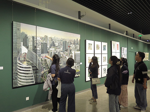 玉溪師院美術學院舉辦畢業生作品展.jpg