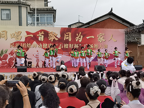 首屆“石榴籽杯”廣場舞大賽舉行.jpg
