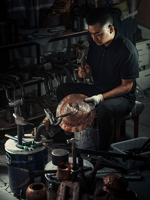 江川00后小伙讓手工銅器“潮”起來1.jpg