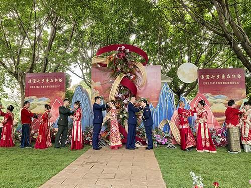 七夕節(jié)集體婚禮傳遞婚俗新風尚.jpg