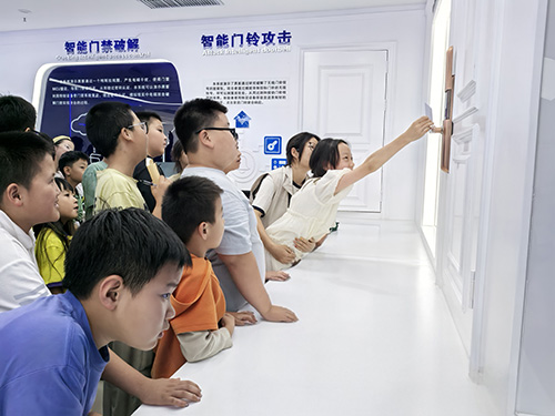 30余個(gè)家庭同上網(wǎng)絡(luò)安全課.jpg 30余個(gè)家庭同上網(wǎng)絡(luò)安全課.jpg