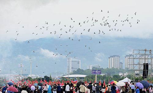 玉溪舉行“同升國旗·同唱國歌”活動(dòng).jpg