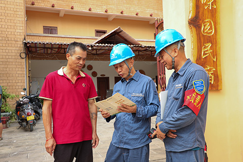 那路村92戶傣族村民用上“放心電”“安穩電”.jpg