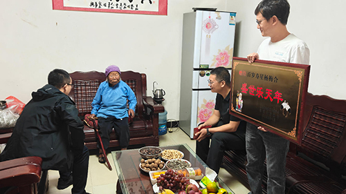 慰問百歲老人 送上美好祝福.jpg