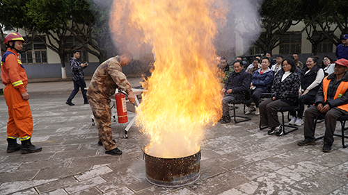 “院壩雙語課”筑牢農(nóng)村消防安全防火墻.jpg