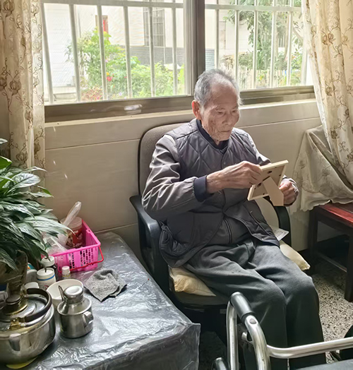嚴冬響起暖心“敲門聲”1.jpg