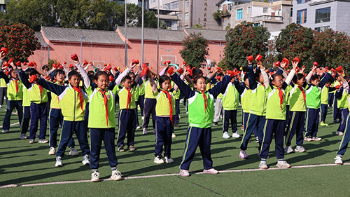彝族煙盒舞校園“活”起來.jpg