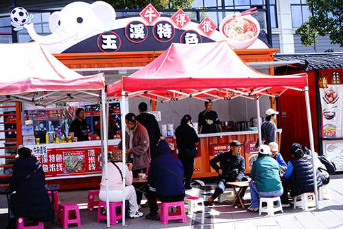 球迷集市熱鬧非凡.jpg 球迷集市熱鬧非凡.jpg