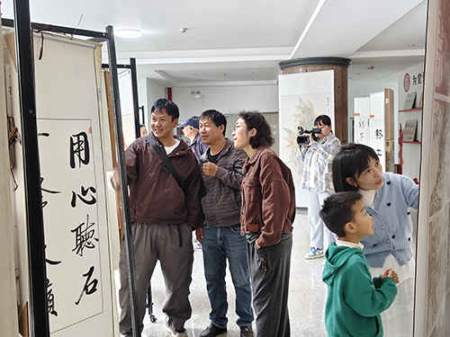 “繪暖冬元江·頌幸福生活”書畫展舉辦.jpg