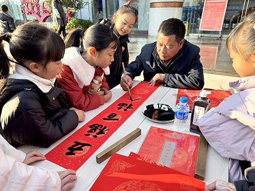 “我們的中國夢——文化進萬家”書贈春聯活動舉行.jpg