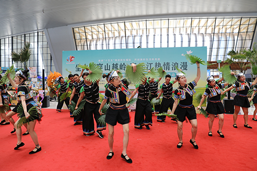 元江民族文化亮相昆明南站.jpg