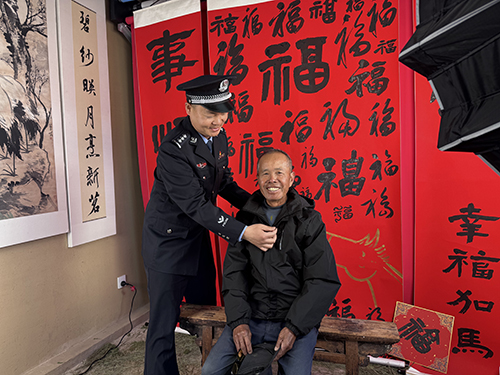 黨旗高揚(yáng)風(fēng)帆勁 奮楫爭(zhēng)先啟新程.jpg